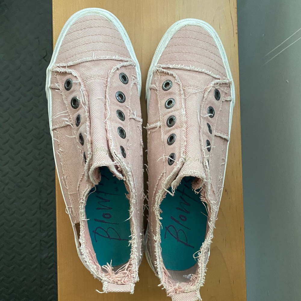 Blowfish Women’s sneakers no lace size 11